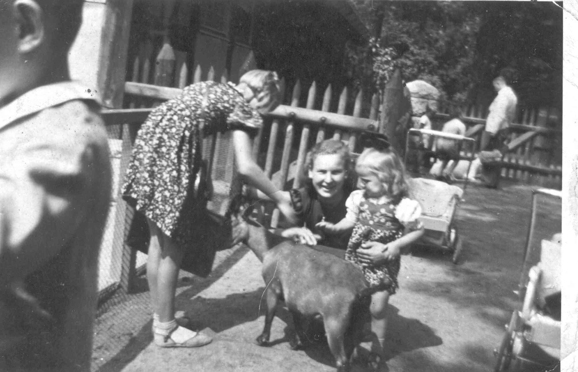  Anelese, Mom & Ingrid.
LARGE PHOTO NOT AVIALBLE
